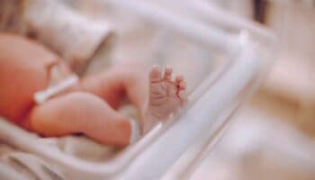 Aumentan casos de bebés con trastornos por consumo de drogas en madres: Periodista | Video