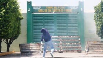 Normalistas arremeten con petardos contra batallón militar de Iguala y exigen justicia por los 43