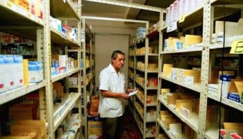Salud detecta sobrecostos de hasta 60% en distribución de medicamentos