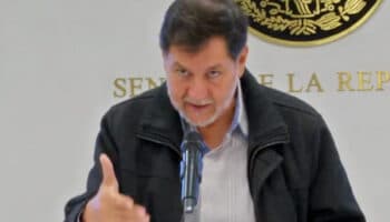 Noroña recibe disculpa pública de ciudadano que lo agredió en el AICM