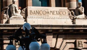 Banxico prevé 'debilidad' económica y riesgos por aranceles de Trump