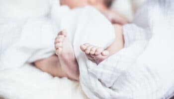 Ministra islandesa reveló que tuvo un hijo con un menor de edad