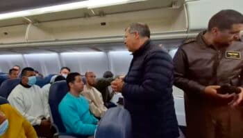 Petro recibe a deportados de EU; avión militar colombiano fue por ellos