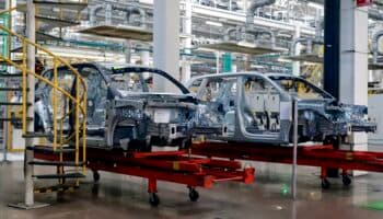 Fabricantes de autos se preparan ante posibilidad de aranceles de EU a México: Fitch