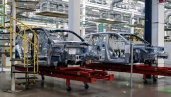 Fabricantes de autos se preparan ante posibilidad de aranceles de EU a México: Fitch