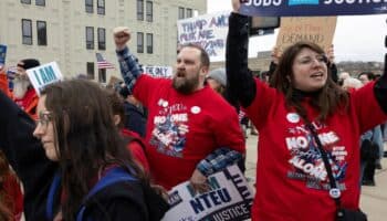 Gobierno de Trump readmite a 24,500 trabajadores despedidos