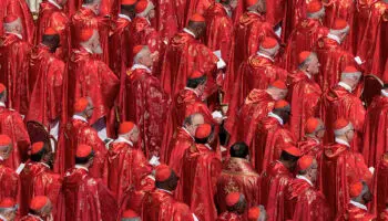 Todos los cardenales que participarán en el cónclave están en Roma