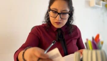 ¿Por qué ser mujer reduce tu salario en México? UNAM explica