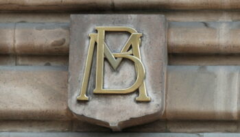 Banxico mantiene tasa de interés en 6.5% y no prevé cambios ante incertidumbre global