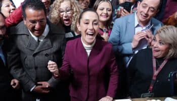 Sheinbaum festeja cumpleaños 63 entre periodistas y mensajes