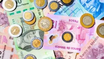 Peso se repliega y bolsa avanza expectantes a decisión de política monetaria de Banxico