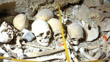 Rescatan restos de hace al menos 500 años, en cueva subterránea de Coahuila