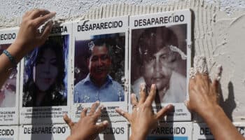 Pegan imágenes de desaparecidos en Fiscalía de Guerrero