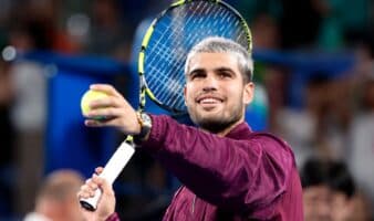 Carlos Alcaraz disipa las dudas sobre su tobillo y avanza a cuartos en Tokio