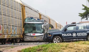 Suben a diez los muertos por el impacto de un tren con autobús en el Estado de México