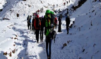 Concluye rescate de las casi 900 personas atrapadas en el Everest | Video