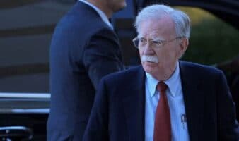 Exasesor de Trump se entrega tras ser acusado de manejo indebido de información clasificada