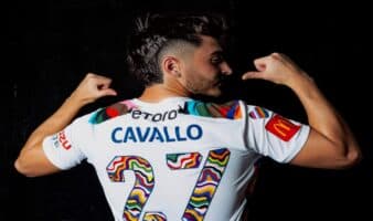 'El futbol masculino es un lugar muy tóxico para ser gay': Josh Cavallo | Video
