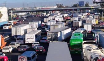 Transportistas de pipas mantienen bloqueada la autopista México–Querétaro