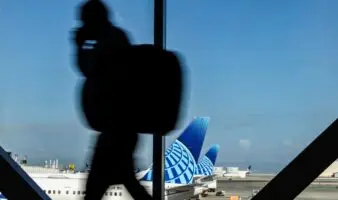 Estados Unidos ordena reducción de vuelos por cierre de gobierno