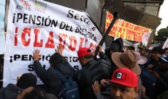 Maestros de la CNTE protestan e intentan deribar las vallas que protegen Palacio Nacional