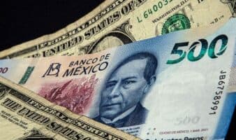 Peso cae y bolsa sube de cara al cierre de semana