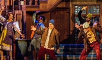 Un momento de teatro | Qué regaló de función: una comedia sobre el desastre que vuelve el caos un deleite