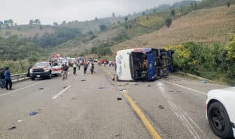 Volcadura de autobús en Chiapas deja dos muertos y más de 20 heridos