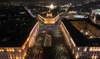 Aristegui en Vivo: Protestas fuerzan dimisión en Bulgaria; 'Sin comentarios', Sheinbaum sobre Machado; Harfuch anuncia acuerdo contra extorsión (12/12/2025)