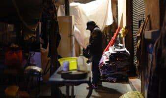 En días de fiesta, desalojados de la Ciudad de México duermen en la calle