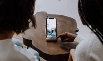 Por qué los consumidores de la Gen Z y millennial se sienten desilusionados ¿cómo pueden impulsar un cambio real?