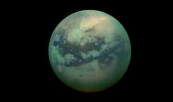 Titán, la luna de Saturno, tiene agua bajo el hielo… pero no un océano: estudio