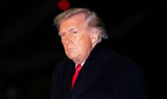En medio de crisis climática, Trump aprovecha tormenta invernal para negar el cambio climático