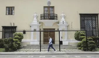 Perú no piensa invadir embajada de México para detener a ex primera ministra