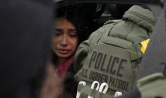 Niña de 2 años fue retenida por agentes de ICE, confirma Ecuador; ya está con su madre
