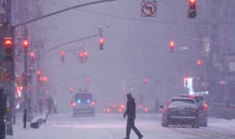 Casi la mitad de EE.UU. declara emergencia por temporal de nieve y hielo