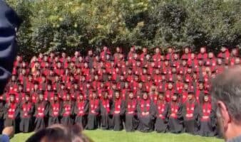 Ibero CDMX | Colapsan gradas durante foto de graduación