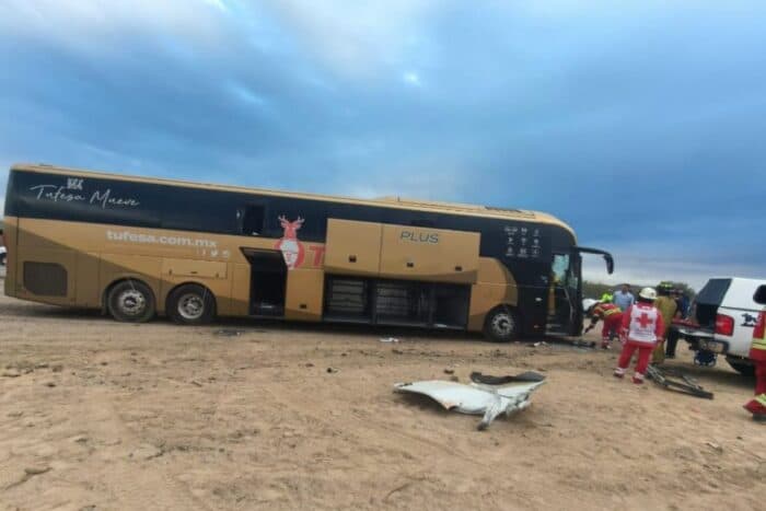 Cinco muertos y 25 heridos al chocar un autobús y un tractocamión en Sonora