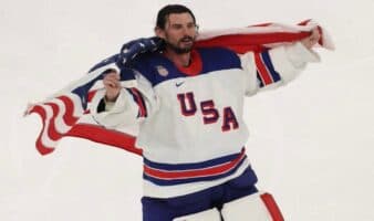 Trump concede la medalla presidencial de la Libertad al portero del equipo olímpico de hockey sobre hielo | Video