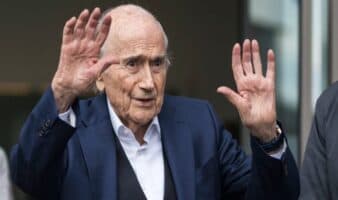 Arremete Blatter contra Infantino y califica a la FIFA de "dictadura"