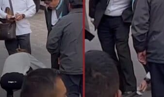 Funcionarios se agachan para limpiarle los zapatos a Hugo Aguilar