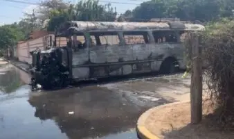 Quema de vehículos en vialidades se desata en Oaxaca