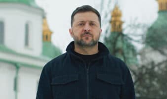 En el cuarto aniversario de la invasión, Zelenski afirma que Putin 'no doblegó a Ucrania'