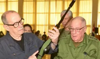 Silvio Rodríguez recibe el fusil que pidió para defender a Cuba de EE.UU.