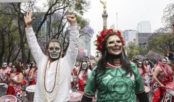 'Catrinas Mundialistas' desfilan en CDMX rumbo al Mundial 2026