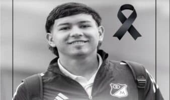 Colapsa, luego muere, futbolista colombiano de 18 años durante un partido | Video