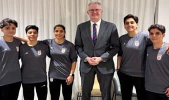 Siete futbolistas iraníes reciben asilo en Australia, el resto del equipo viajó a Malasia: Burke | Video