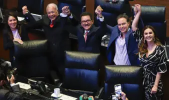 Lo mejor de Aristegui en Vivo: Sacan a Sheinbaum de boleta para 2027; sentencian a Meta y YT por diseño adictivo (26/03/2026)