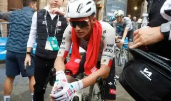 Isaac Del Toro se retira de la Vuelta 3 al País Vasco tras sufrir una caída | Video