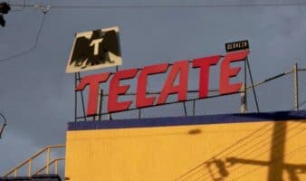 Cervecera Tecate lanza plan para contratar a mexicanos repatriados de EE.UU.